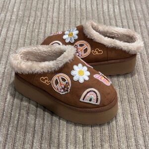 Harper Canyon Brown Kids Slippers with Embroidered Designs